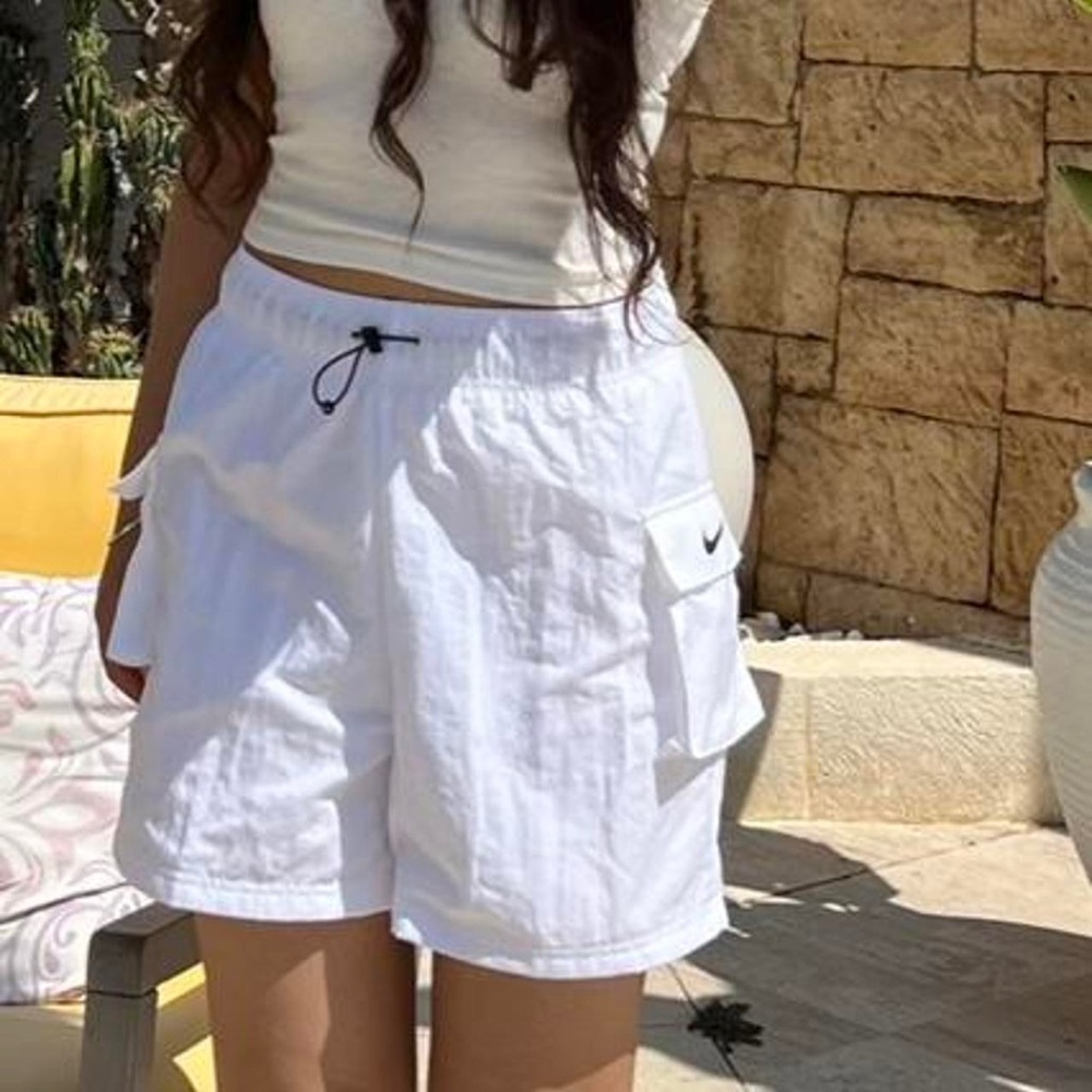 Women’s Nike DM6247 Loose Fit High Rise Windbreaker Cargo Shorts Size S